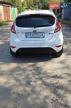 Хэтчбек Ford Fiesta 2016 в 