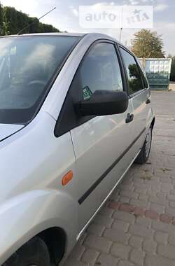 Хэтчбек Ford Fiesta 2003 в 