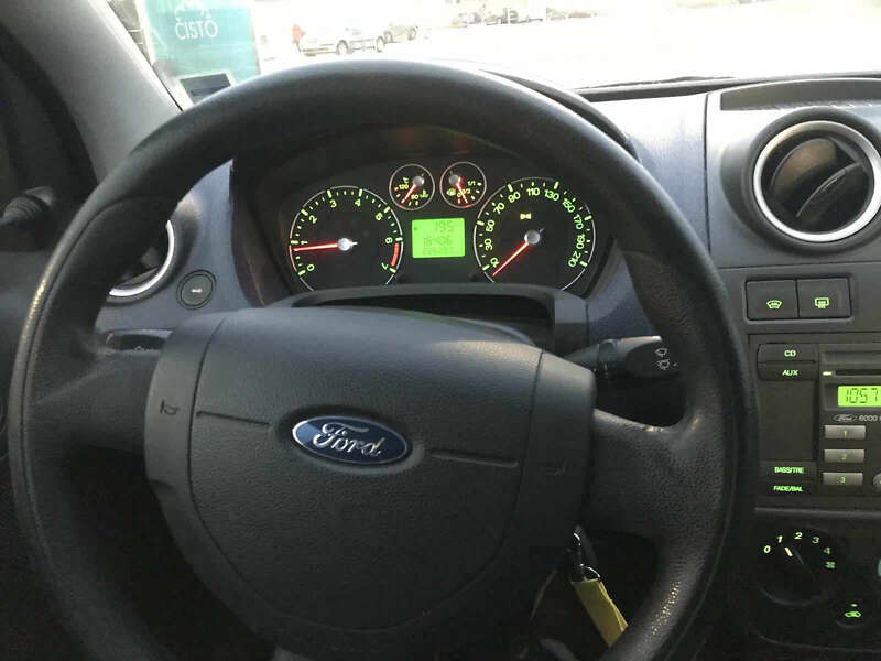 Хэтчбек Ford Fiesta 2006 в Поляне