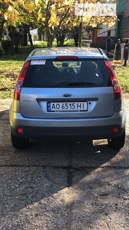 Хэтчбек Ford Fiesta 2006 в Поляне