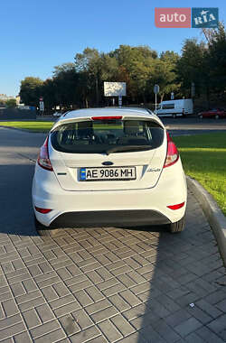 Хэтчбек Ford Fiesta 2016 в 