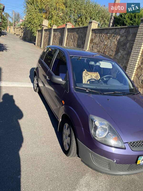 Хэтчбек Ford Fiesta 2006 в 