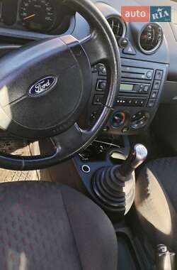 Хэтчбек Ford Fiesta 2002 в 