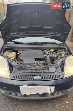 Хэтчбек Ford Fiesta 2005 в 