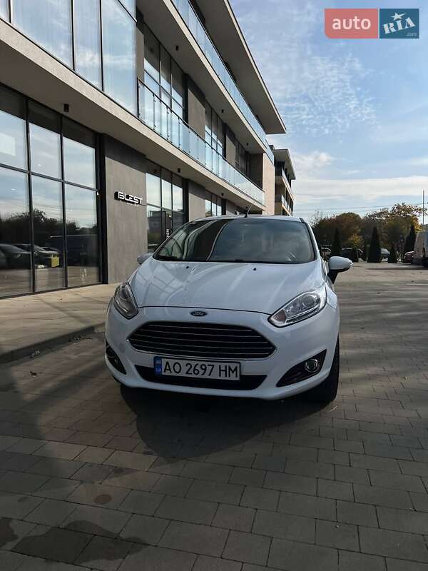 Хетчбек Ford Fiesta 2015 в Ужгороді