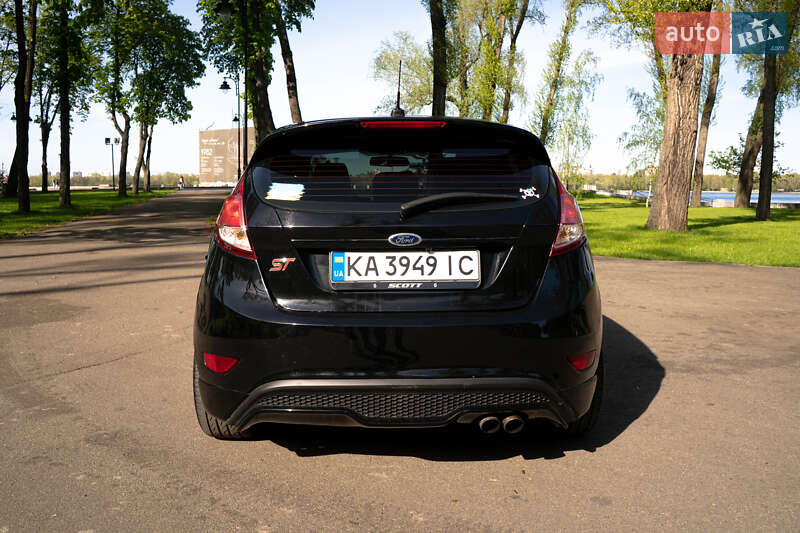 Хетчбек Ford Fiesta 2015 в Івано-Франківську