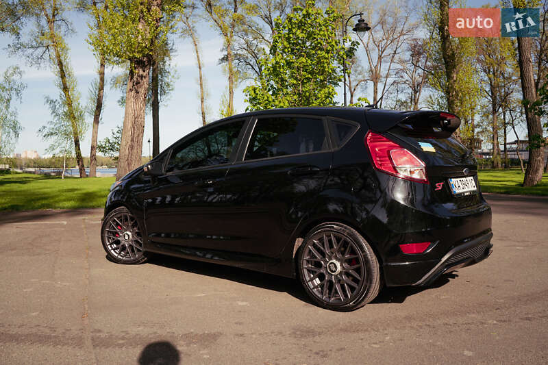 Хетчбек Ford Fiesta 2015 в Івано-Франківську