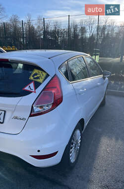 Хэтчбек Ford Fiesta 2016 в 