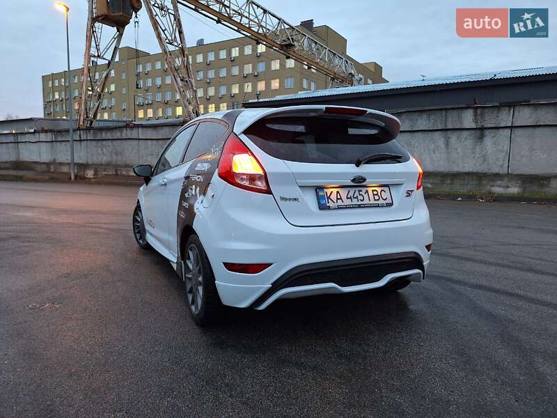 Хэтчбек Ford Fiesta 2016 в Киеве