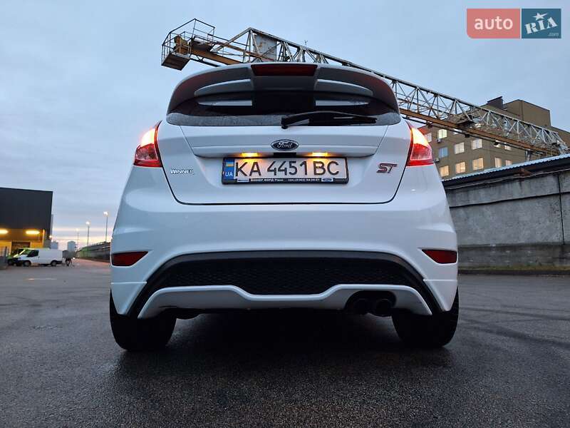 Хэтчбек Ford Fiesta 2016 в Киеве