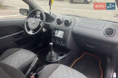 Хэтчбек Ford Fiesta 2004 в 