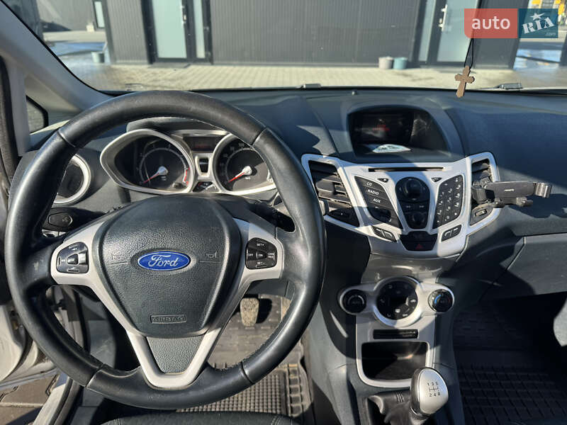 Хэтчбек Ford Fiesta 2012 в Черновцах фото 7 Хэтчбек Ford Fiesta 2012 в Черновцах