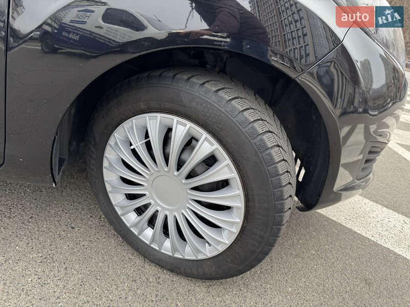 Седан Ford Fiesta 2016 в Киеве