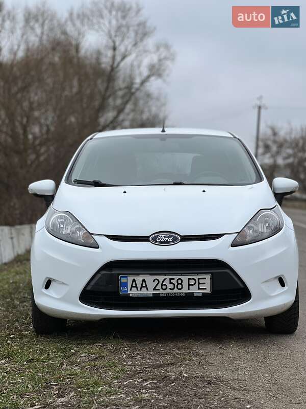 Хетчбек Ford Fiesta 2011 в 