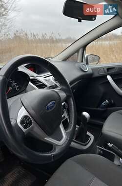 Хетчбек Ford Fiesta 2011 в 