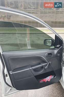 Хетчбек Ford Fiesta 2004 в 