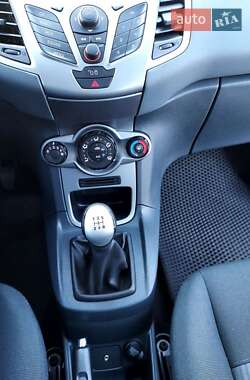 Хэтчбек Ford Fiesta 2010 в 