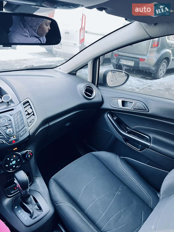 Хэтчбек Ford Fiesta 2016 в 