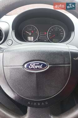 Хэтчбек Ford Fiesta 2005 в 