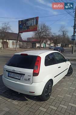 Хэтчбек Ford Fiesta 2005 в 