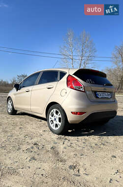 Хэтчбек Ford Fiesta 2016 в 