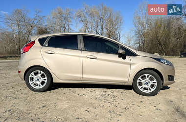 Хэтчбек Ford Fiesta 2016 в 