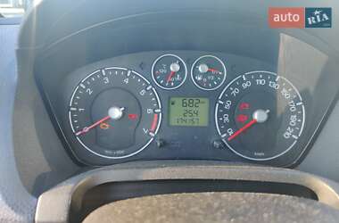 Хэтчбек Ford Fiesta 2005 в 