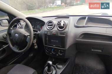 Хэтчбек Ford Fiesta 2006 в 