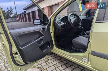 Хэтчбек Ford Fiesta 2006 в 