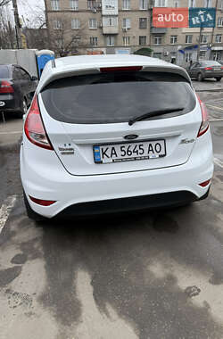 Хетчбек Ford Fiesta 2015 в 