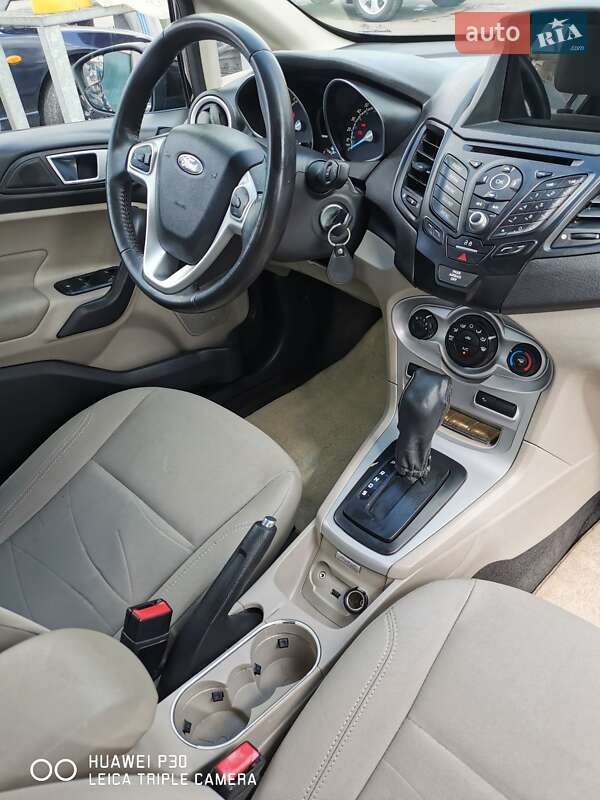 Седан Ford Fiesta 2015 в Кривом Роге