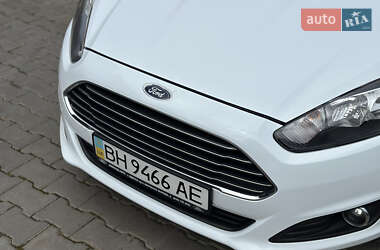 Хетчбек Ford Fiesta 2015 в 