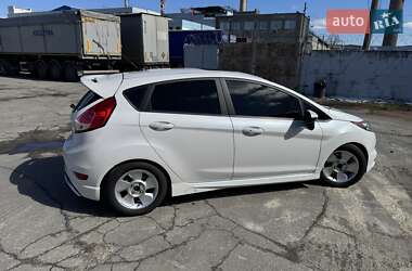 Хетчбек Ford Fiesta 2015 в 