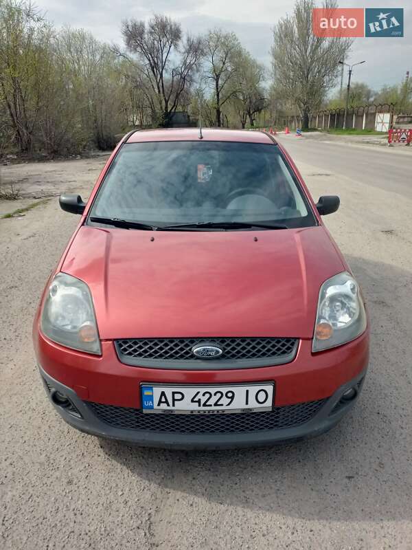 Хэтчбек Ford Fiesta 2006 в 