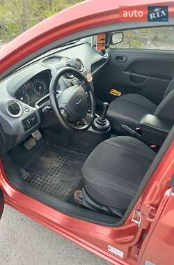Хэтчбек Ford Fiesta 2006 в 