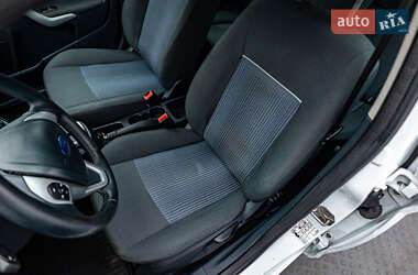 Хэтчбек Ford Fiesta 2012 в 