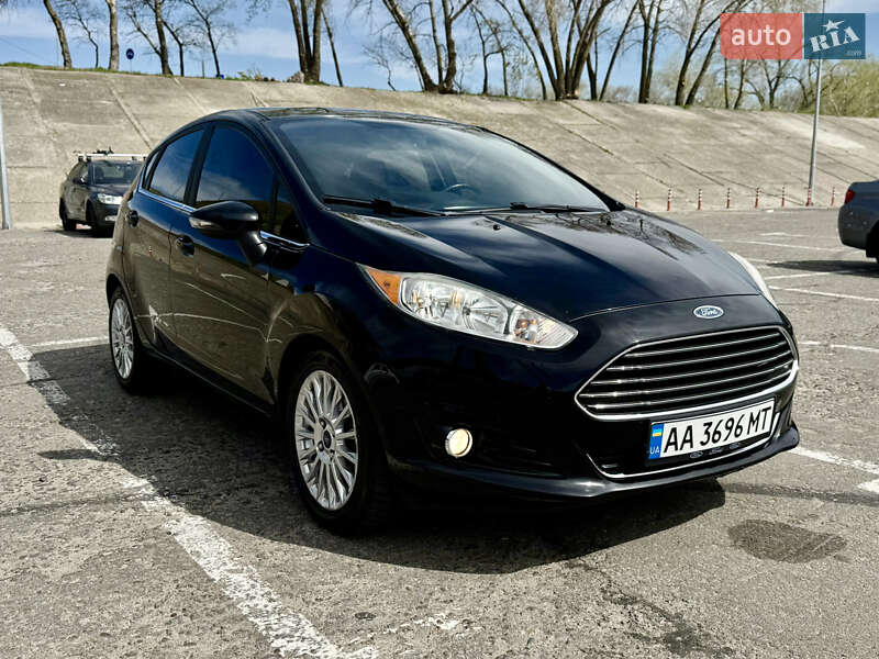 Хэтчбек Ford Fiesta 2016 в 