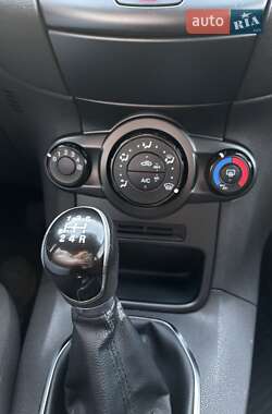 Хэтчбек Ford Fiesta 2015 в 