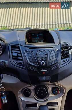 Хэтчбек Ford Fiesta 2015 в 