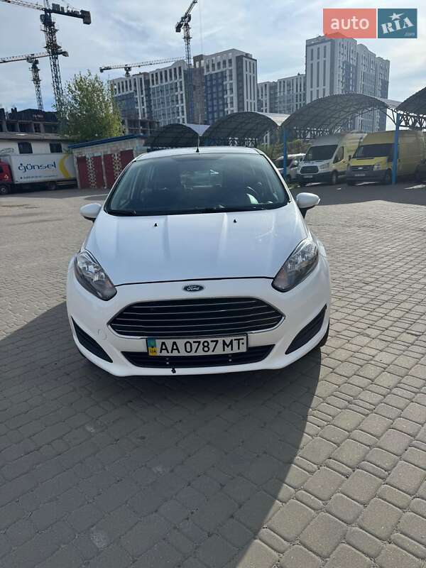 Хэтчбек Ford Fiesta 2015 в Киеве