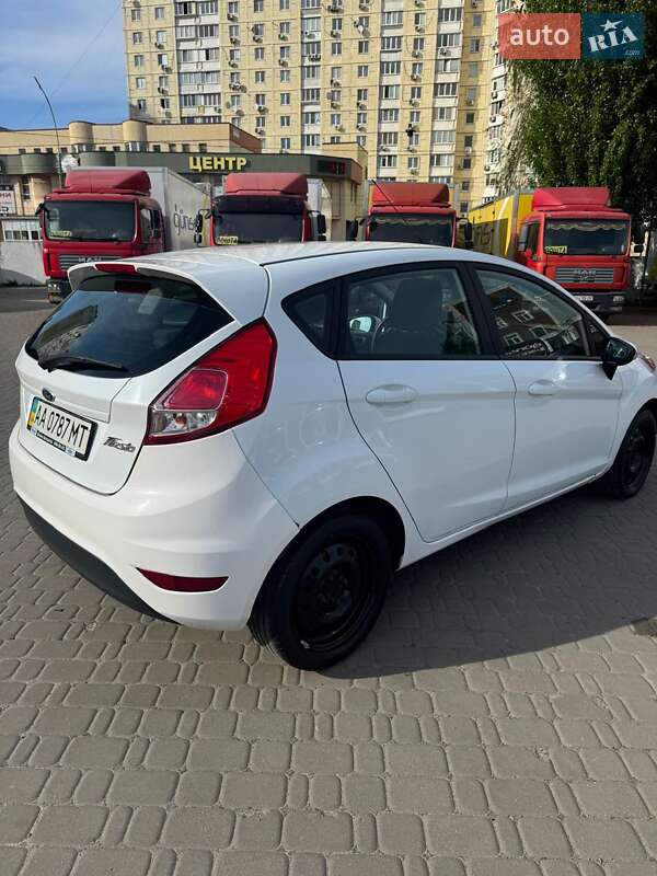 Хэтчбек Ford Fiesta 2015 в Киеве
