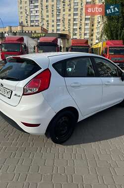 Хетчбек Ford Fiesta 2015 в 
