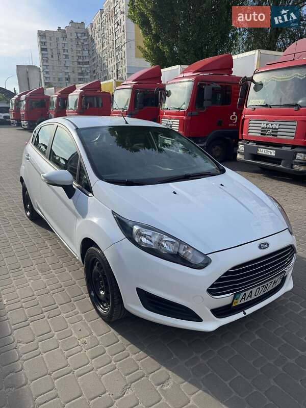 Хэтчбек Ford Fiesta 2015 в Киеве