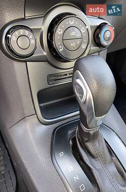 Хетчбек Ford Fiesta 2015 в 