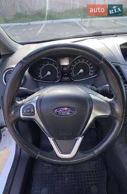 Хетчбек Ford Fiesta 2015 в 