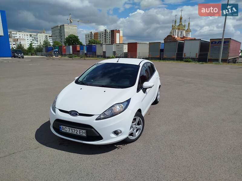 Хэтчбек Ford Fiesta 2012 в 
