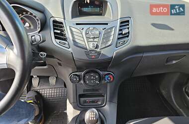 Хэтчбек Ford Fiesta 2016 в 
