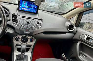 Хэтчбек Ford Fiesta 2015 в 