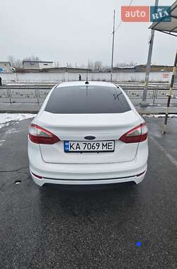 Седан Ford Fiesta 2015 в 