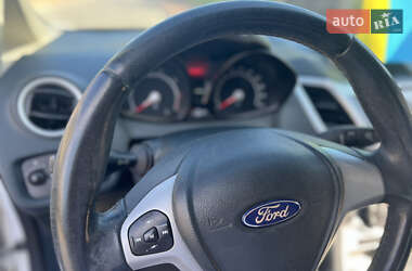 Хэтчбек Ford Fiesta 2012 в 